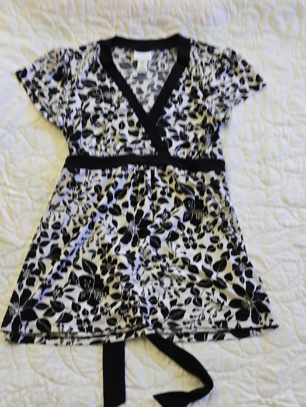 Motherhood Maternity Black & White Leaf-Print V-Neck Top